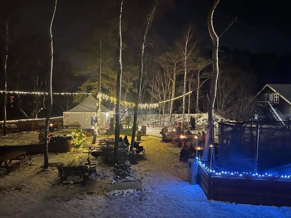 Julestemning utendørs med snø og lys