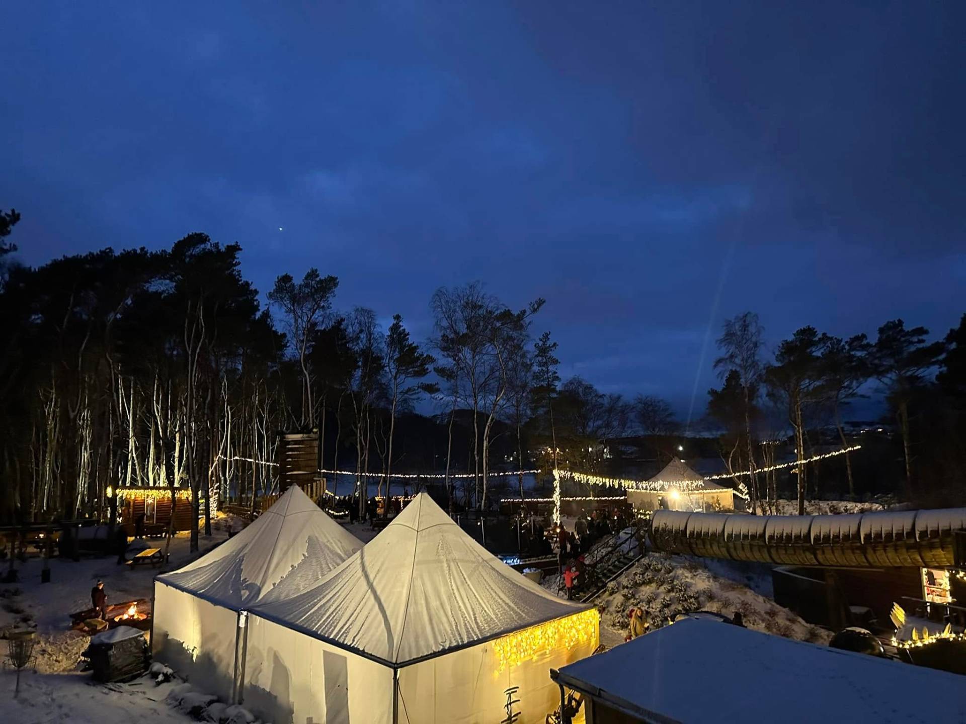 Koselig julekveld på tunet med lys og snø