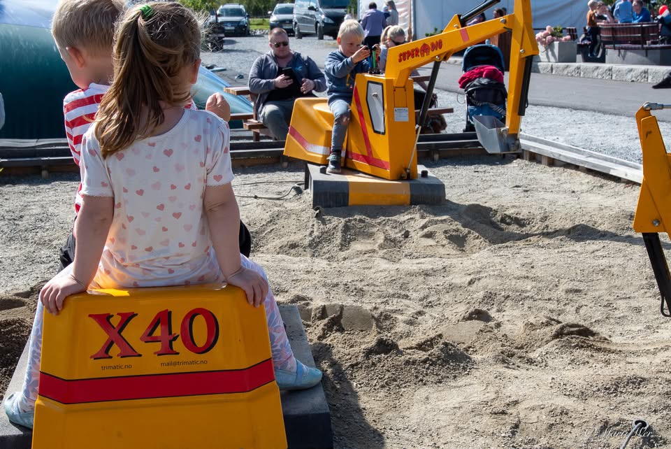 Barna elsker å grave i sanden
