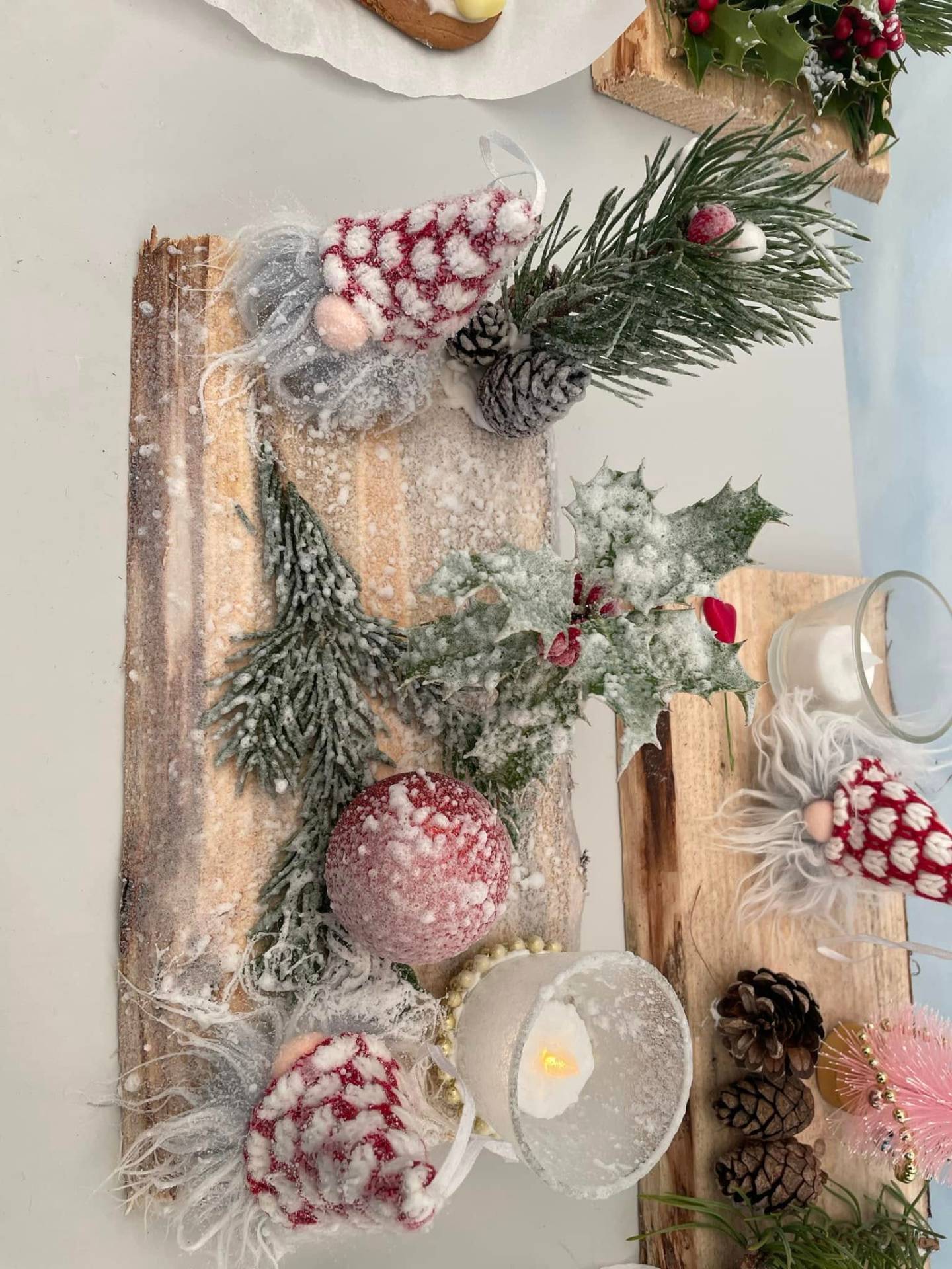 Hjemmelaget julepynt på tunet